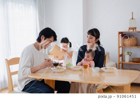 子どもたちと食卓を囲むファミリー 91061451