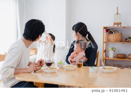 子どもたちと食卓を囲むファミリー 91061461