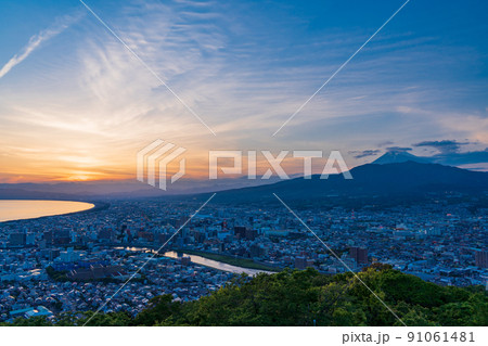 （静岡県）沼津の街並みと富士山　夕景 91061481