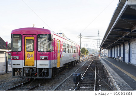 ローカル駅のホーム 91061833