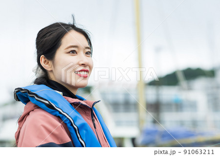 魚釣りをするかわいい女性 魚釣りをするかわいい女性 91063211