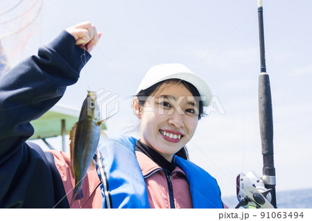 魚釣りをするかわいい女性 91063494