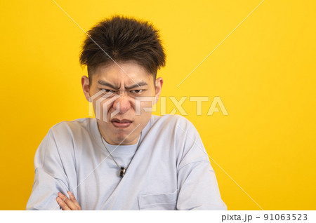 腕を組んで怒る男性 91063523