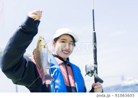 魚釣りをするかわいい女性 91063605