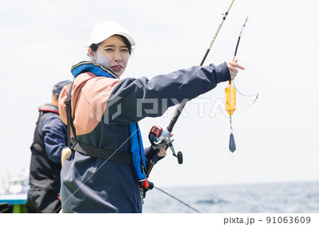 魚釣りをするかわいい女性 魚釣りをするかわいい女性 91063609