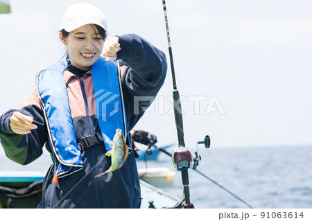 魚釣りをするかわいい女性 魚釣りをするかわいい女性 91063614
