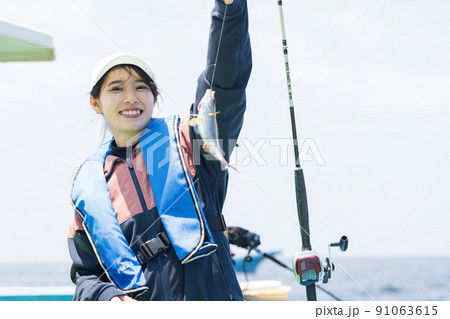 魚釣りをするかわいい女性 91063615