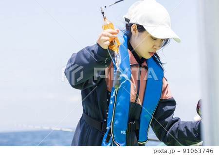 魚釣りを楽しむかわいい女性 魚釣りを楽しむかわいい女性 91063746