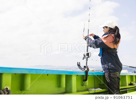 魚釣りを楽しむかわいい女性 91063751