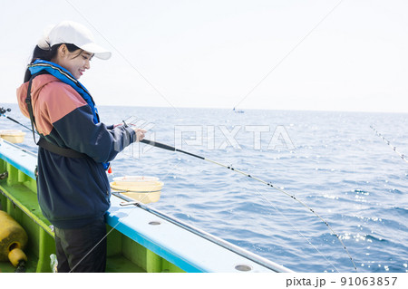 魚釣りをするかわいい女性 魚釣りをするかわいい女性 91063857