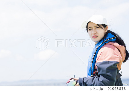 魚釣りをするかわいい女性 魚釣りをするかわいい女性 91063858