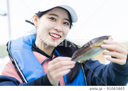 釣りを楽しむかわいい女性 釣りを楽しむかわいい女性 91063865