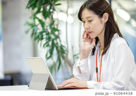 パソコン 女性 オフィス 仕事 パソコン 女性 オフィス 仕事 91064438