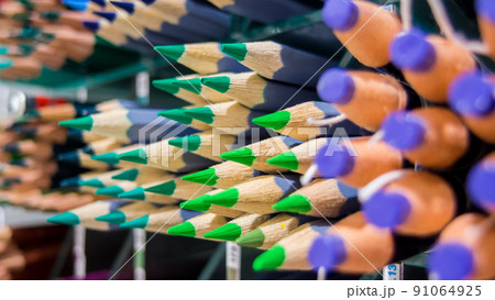 文具屋店内で販売しているたくさんの色鉛筆のクローズアップ写真 91064925