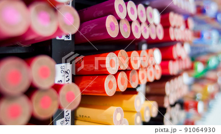 文具屋店内で販売しているたくさんの色鉛筆のクローズアップ写真 文具屋店内で販売しているたくさんの色鉛筆のクローズアップ写真 91064930
