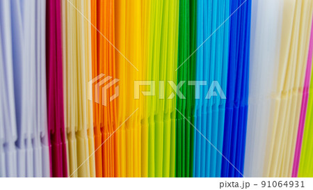 カラフルなプラスチック製のファイル入れ 91064931