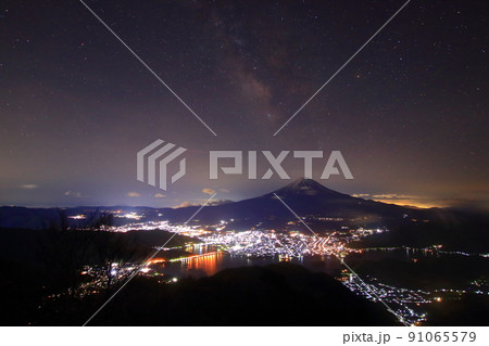 御坂山地から見る富士山と河口湖の夜景 御坂山地から見る富士山と河口湖の夜景 91065579