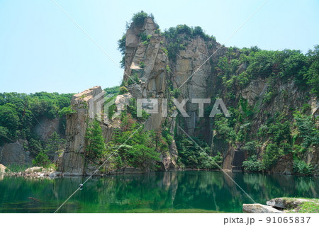 笠岡諸島最大の島・北木島 水が溜まった採石場跡(北木の桂林)1 岡山県笠岡市 笠岡諸島最大の島・北木島 水が溜まった採石場跡(北木の桂林)1 岡山県笠岡市 91065837