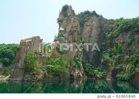 笠岡諸島最大の島・北木島 水が溜まった採石場跡(北木の桂林)2 岡山県笠岡市 笠岡諸島最大の島・北木島 水が溜まった採石場跡(北木の桂林)2 岡山県笠岡市 91065840