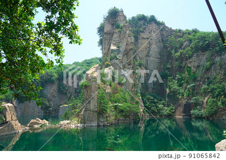 笠岡諸島最大の島・北木島　水が溜まった採石場跡（北木の桂林）4　岡山県笠岡市 91065842