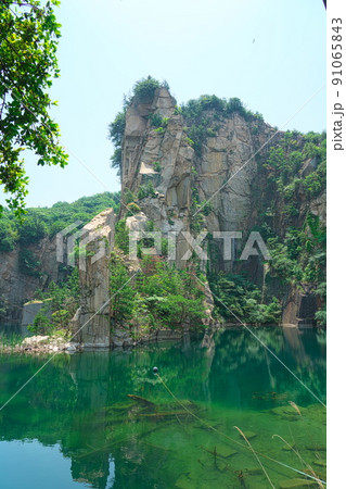 笠岡諸島最大の島・北木島　水が溜まった採石場跡（北木の桂林）5　岡山県笠岡市 91065843