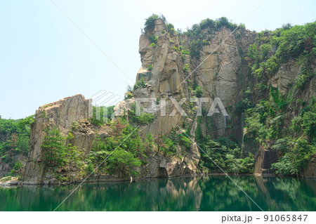 笠岡諸島最大の島・北木島 水が溜まった採石場跡(北木の桂林)9 岡山県笠岡市 笠岡諸島最大の島・北木島 水が溜まった採石場跡(北木の桂林)9 岡山県笠岡市 91065847