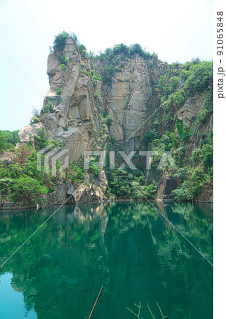 笠岡諸島最大の島・北木島　水が溜まった採石場跡（北木の桂林）10　岡山県笠岡市 91065848