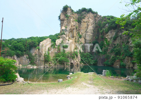 笠岡諸島最大の島・北木島　水が溜まった採石場跡（北木の桂林）11　岡山県笠岡市 91065874