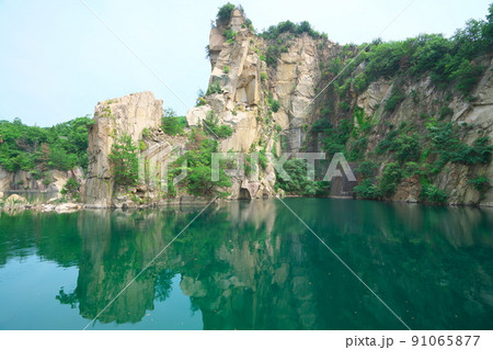笠岡諸島最大の島・北木島　水が溜まった採石場跡（北木の桂林）14　岡山県笠岡市 91065877