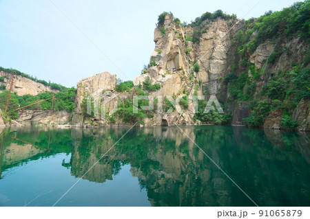 笠岡諸島最大の島・北木島 水が溜まった採石場跡(北木の桂林)16 岡山県笠岡市 笠岡諸島最大の島・北木島 水が溜まった採石場跡(北木の桂林)16 岡山県笠岡市 91065879