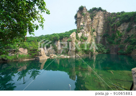 笠岡諸島最大の島・北木島　水が溜まった採石場跡（北木の桂林）18　岡山県笠岡市 91065881