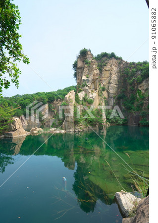 笠岡諸島最大の島・北木島　水が溜まった採石場跡（北木の桂林）19　岡山県笠岡市 91065882