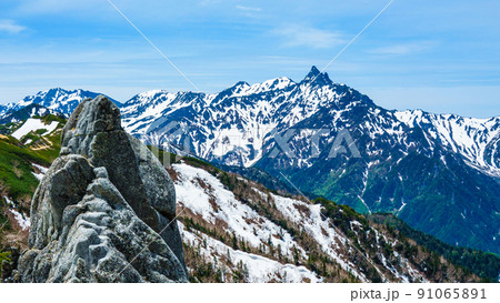 初夏の燕岳登山（稜線から望む槍ヶ岳） 91065891