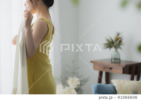 服を悩む女性 91066606