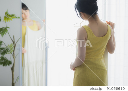 服を悩む女性 91066610