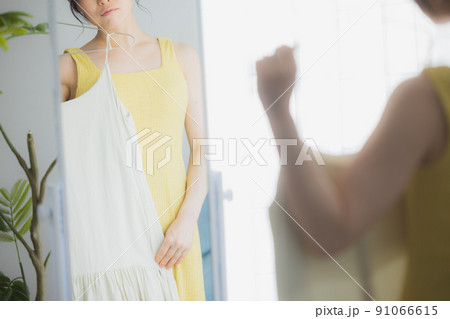 服を悩む女性 服を悩む女性 91066615