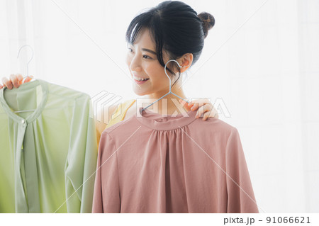 服を悩む女性 91066621