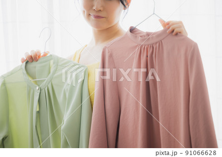 服を悩む女性 91066628