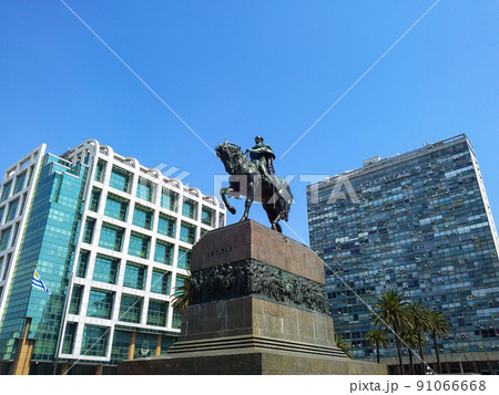 View of historical independence plaza, Montevideo, Uruguay 91066668