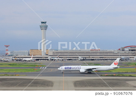 滑走路に向かう旅客機 羽田空港 滑走路に向かう旅客機 羽田空港 91067076