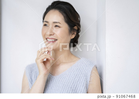 アラフィフの女性　ビューティーイメージ　ポートレート 91067468