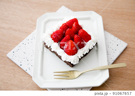 お店で購入したような手作りいちごケーキ お店で購入したような手作りいちごケーキ 91067657