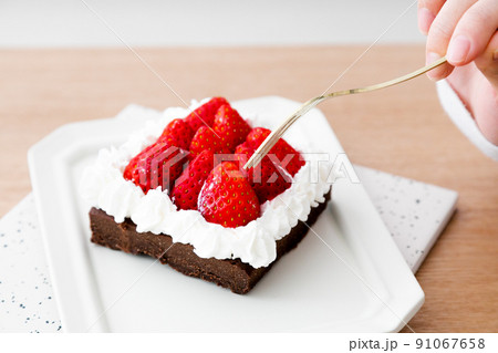 お店で購入したような手作りいちごケーキ 91067658