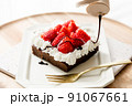 お店で購入したような手作りいちごケーキとチョコソース 91067661