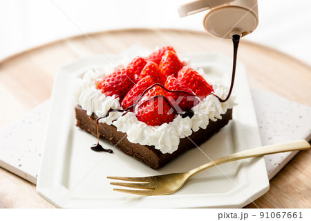 お店で購入したような手作りいちごケーキとチョコソース お店で購入したような手作りいちごケーキとチョコソース 91067661