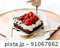 お店で購入したような手作りいちごケーキとチョコソース 91067662