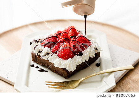お店で購入したような手作りいちごケーキとチョコソース お店で購入したような手作りいちごケーキとチョコソース 91067662