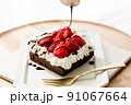 お店で購入したような手作りいちごケーキとチョコソース 91067664
