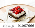 お店で購入したような手作りいちごケーキとチョコソース 91067666