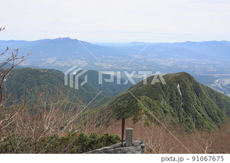 〔山梨県・6月〕七丈小屋と雄大な八ヶ岳　甲斐駒ヶ岳・黒戸尾根コースの8号目付近（ハイマツ帯）から撮影 91067675